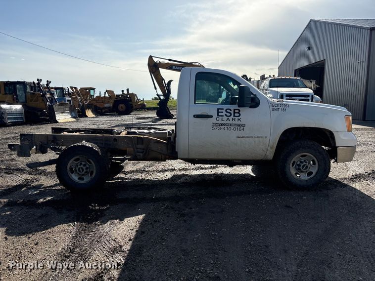 image for item FG2940 2008 GMC Sierra 2500HD pickup truck cab and chassis