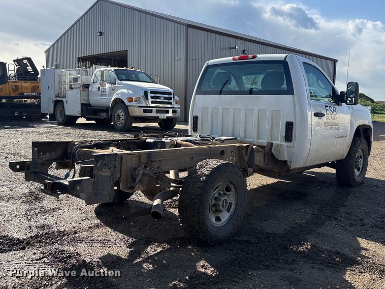 image for item FG2940 2008 GMC Sierra 2500HD pickup truck cab and chassis