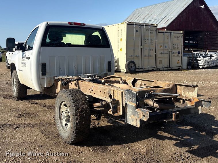 image for item FG2940 2008 GMC Sierra 2500HD pickup truck cab and chassis