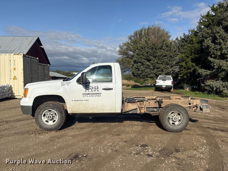 image for item FG2940 2008 GMC Sierra 2500HD pickup truck cab and chassis