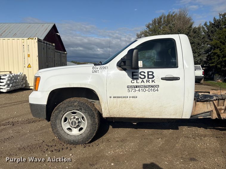 image for item FG2940 2008 GMC Sierra 2500HD pickup truck cab and chassis