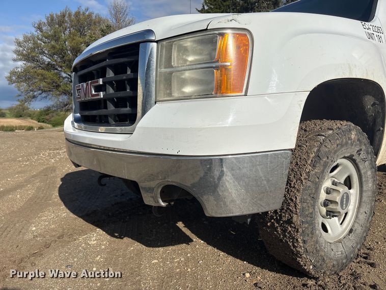 image for item FG2940 2008 GMC Sierra 2500HD pickup truck cab and chassis
