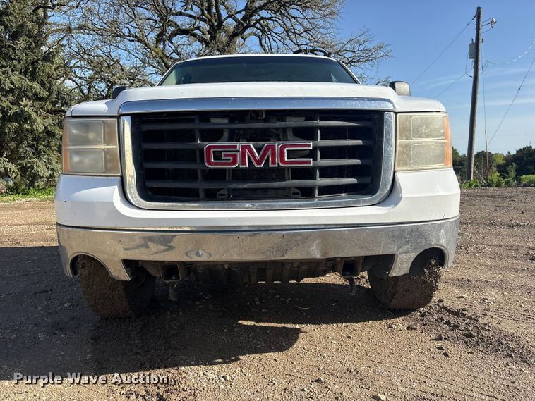 image for item FG2940 2008 GMC Sierra 2500HD pickup truck cab and chassis