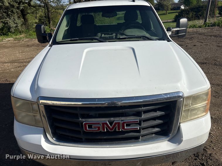 image for item FG2940 2008 GMC Sierra 2500HD pickup truck cab and chassis
