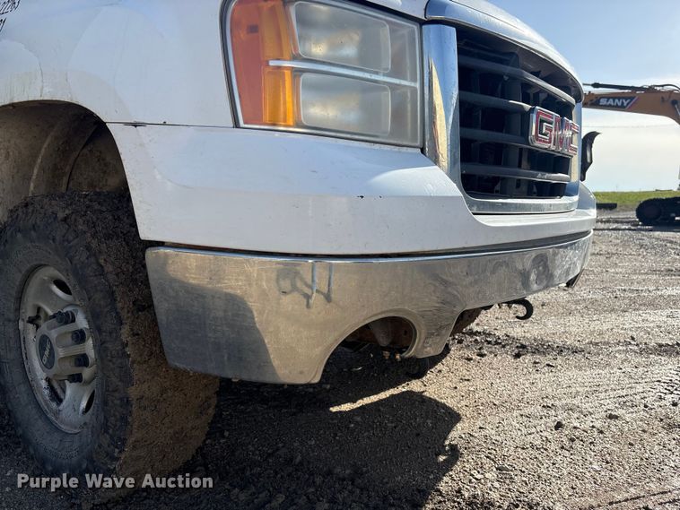 image for item FG2940 2008 GMC Sierra 2500HD pickup truck cab and chassis