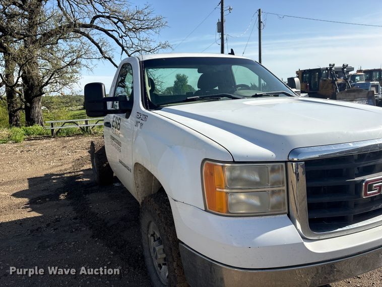 image for item FG2940 2008 GMC Sierra 2500HD pickup truck cab and chassis