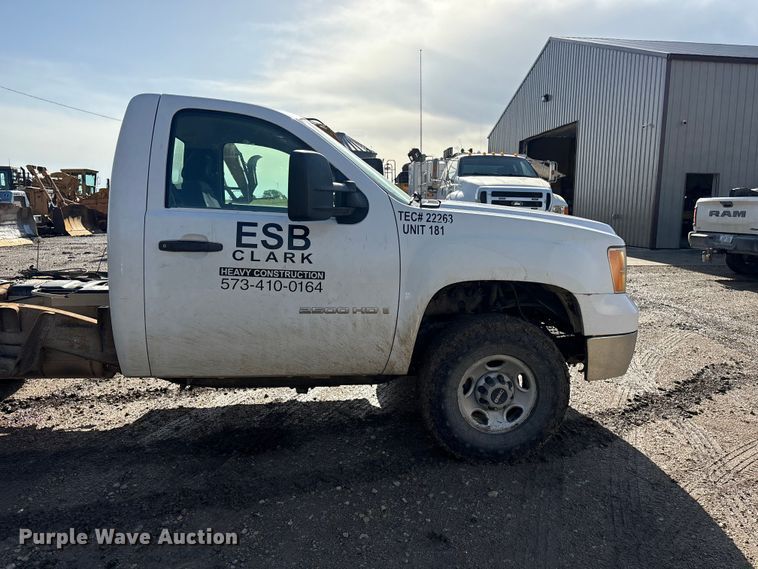 image for item FG2940 2008 GMC Sierra 2500HD pickup truck cab and chassis