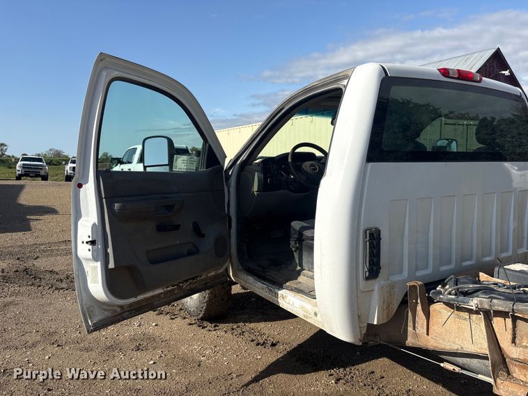 image for item FG2940 2008 GMC Sierra 2500HD pickup truck cab and chassis