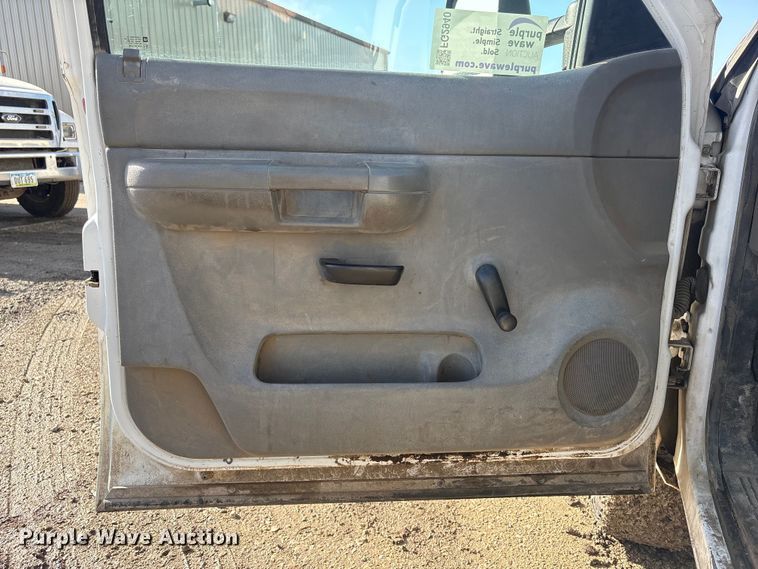 image for item FG2940 2008 GMC Sierra 2500HD pickup truck cab and chassis