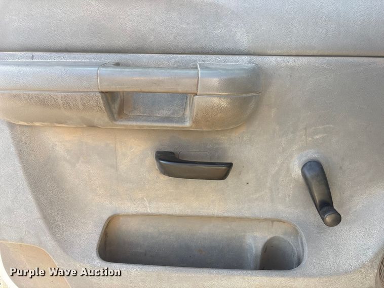image for item FG2940 2008 GMC Sierra 2500HD pickup truck cab and chassis