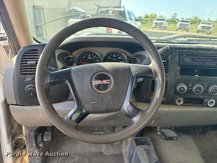 image for item FG2940 2008 GMC Sierra 2500HD pickup truck cab and chassis