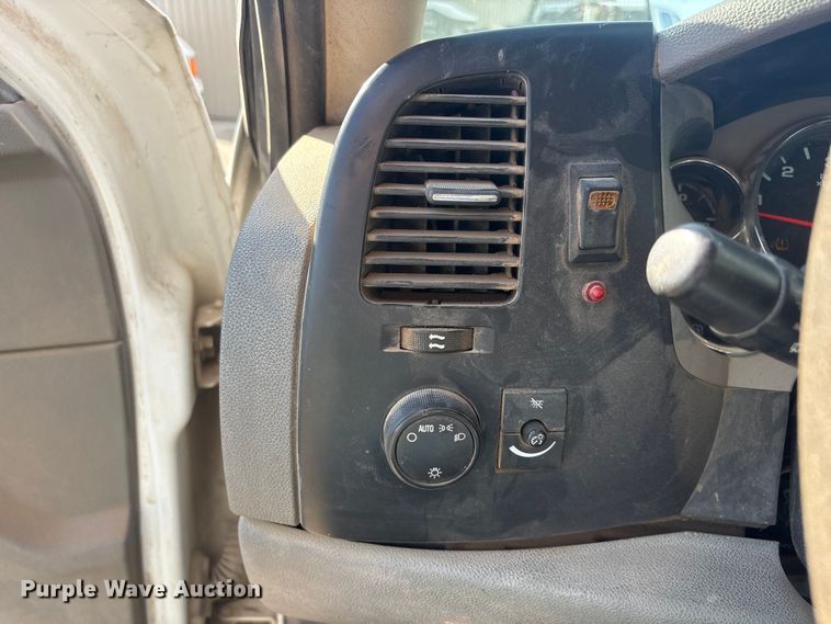 image for item FG2940 2008 GMC Sierra 2500HD pickup truck cab and chassis