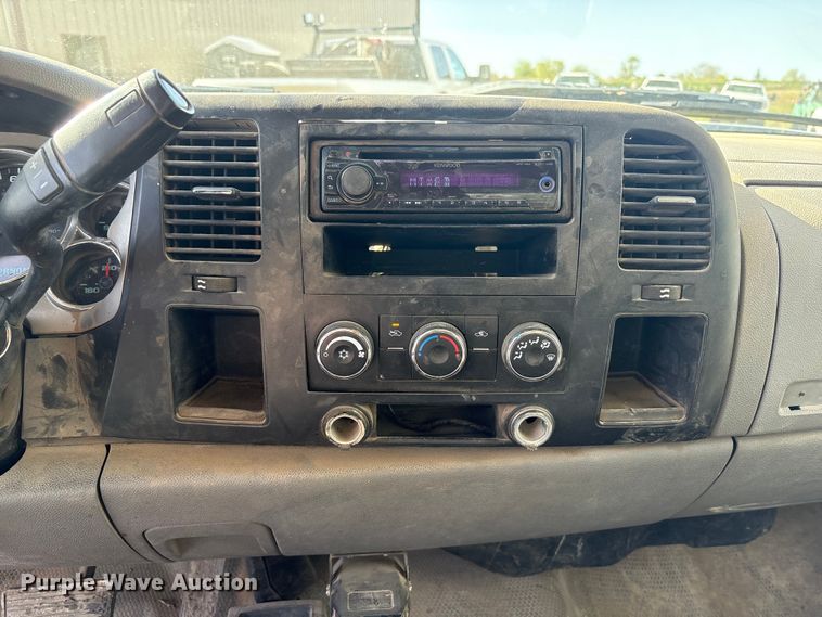 image for item FG2940 2008 GMC Sierra 2500HD pickup truck cab and chassis