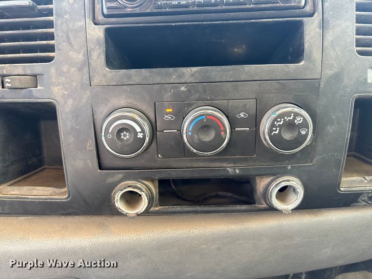 image for item FG2940 2008 GMC Sierra 2500HD pickup truck cab and chassis