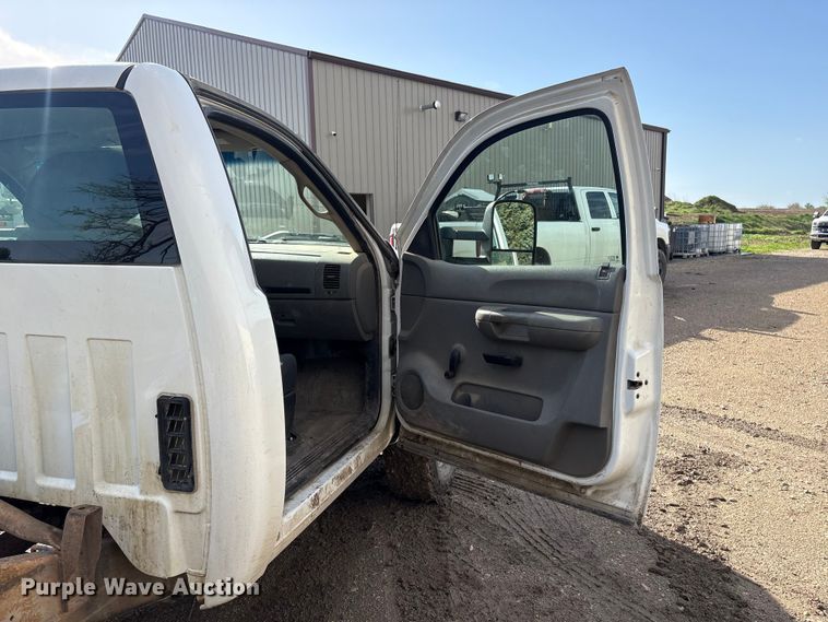 image for item FG2940 2008 GMC Sierra 2500HD pickup truck cab and chassis