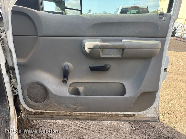 image for item FG2940 2008 GMC Sierra 2500HD pickup truck cab and chassis
