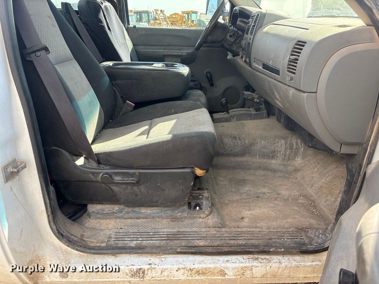 image for item FG2940 2008 GMC Sierra 2500HD pickup truck cab and chassis