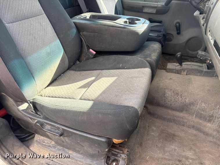 image for item FG2940 2008 GMC Sierra 2500HD pickup truck cab and chassis