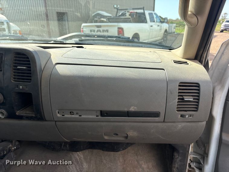 image for item FG2940 2008 GMC Sierra 2500HD pickup truck cab and chassis