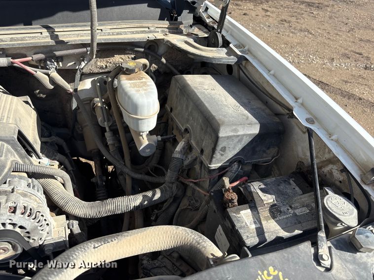 image for item FG2940 2008 GMC Sierra 2500HD pickup truck cab and chassis