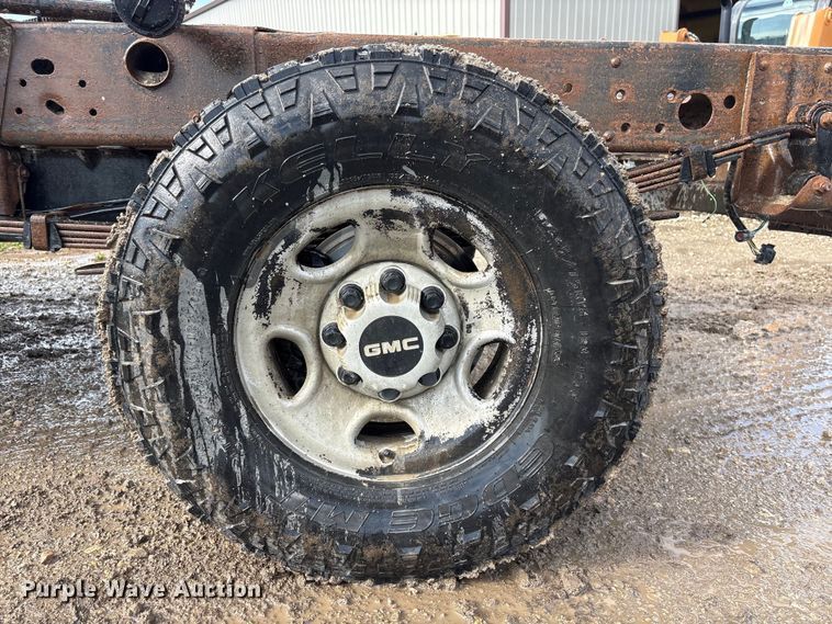 image for item FG2940 2008 GMC Sierra 2500HD pickup truck cab and chassis