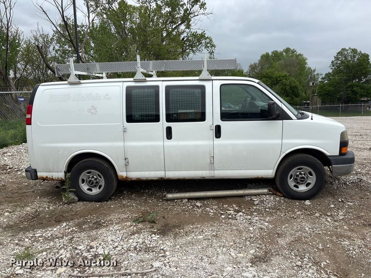 image for item FG2946 2011 GMC Savana van