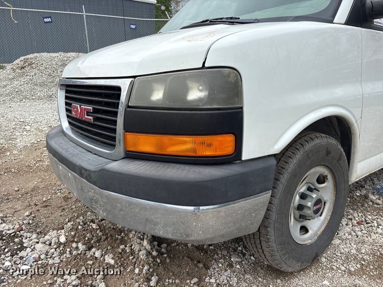 image for item FG2946 2011 GMC Savana van