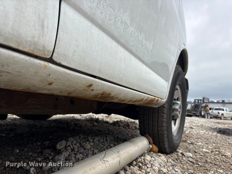 image for item FG2946 2011 GMC Savana van