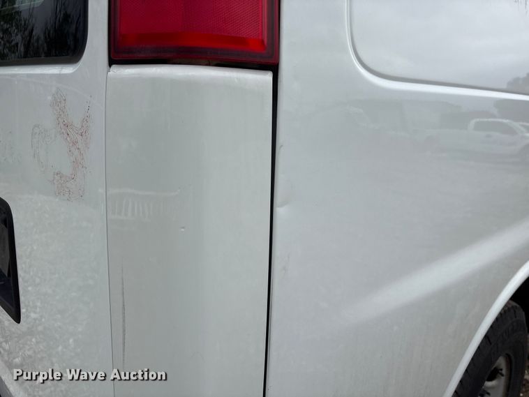 image for item FG2946 2011 GMC Savana van