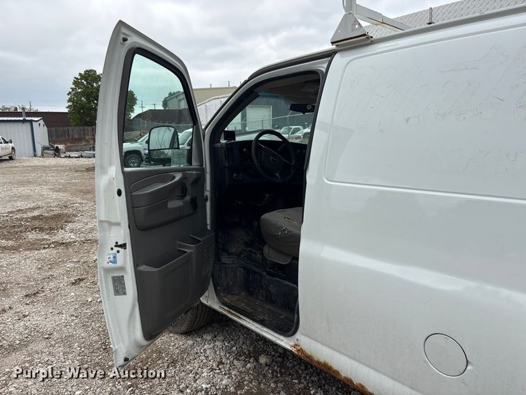 image for item FG2946 2011 GMC Savana van