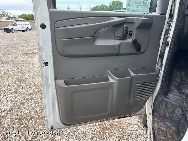 image for item FG2946 2011 GMC Savana van