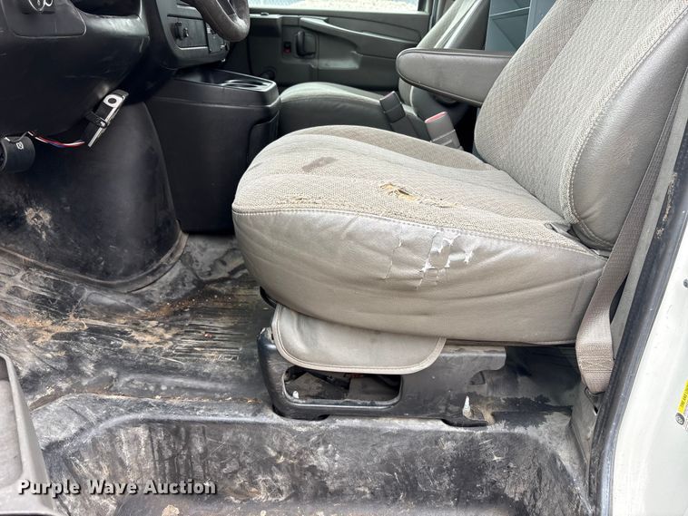 image for item FG2946 2011 GMC Savana van