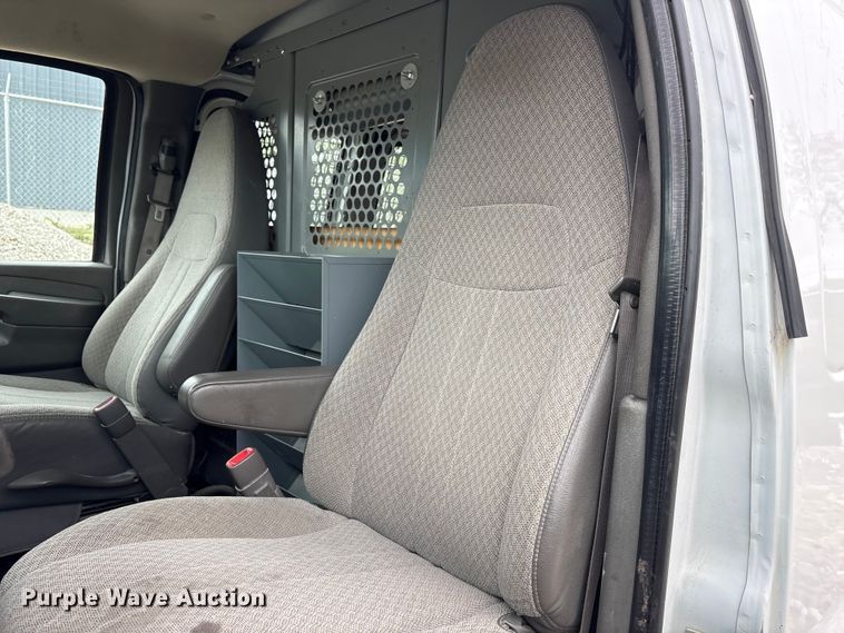 image for item FG2946 2011 GMC Savana van