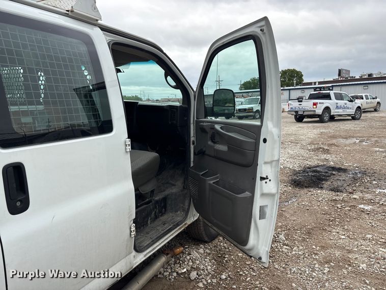 image for item FG2946 2011 GMC Savana van
