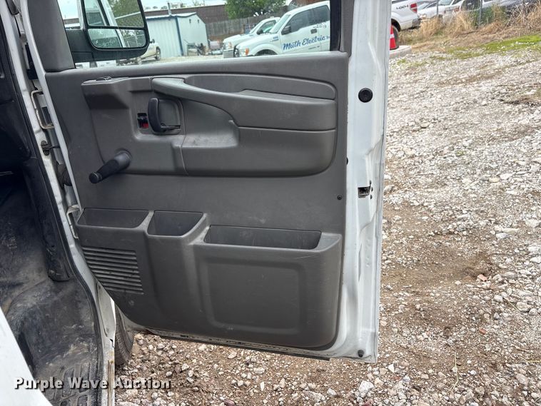 image for item FG2946 2011 GMC Savana van