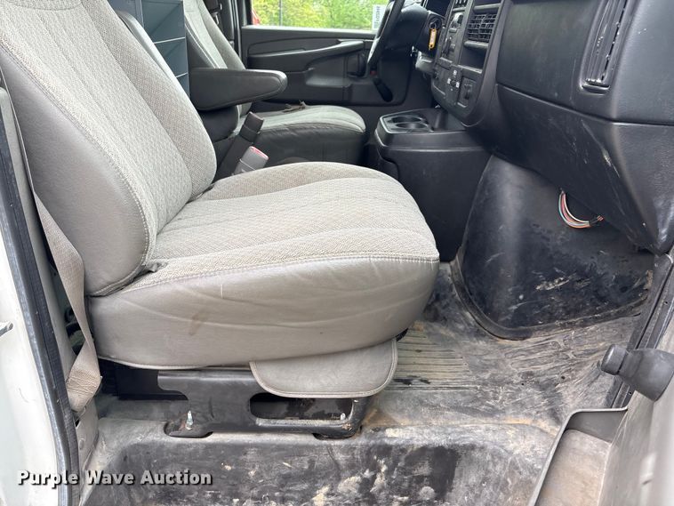 image for item FG2946 2011 GMC Savana van
