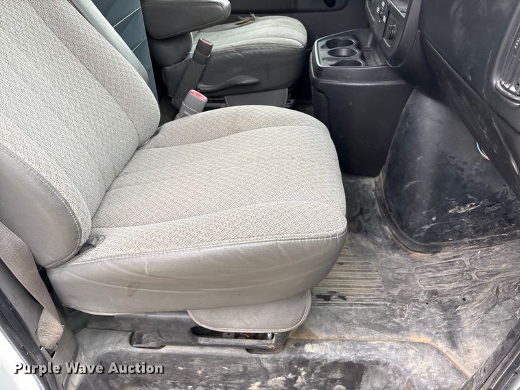 image for item FG2946 2011 GMC Savana van