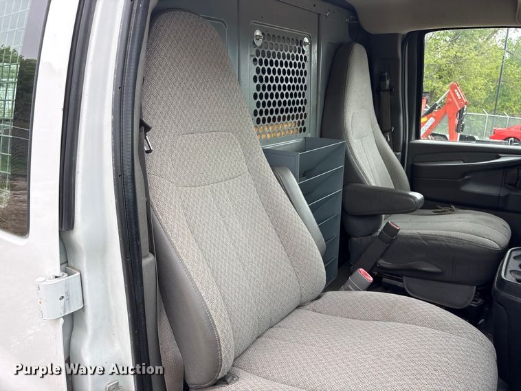image for item FG2946 2011 GMC Savana van