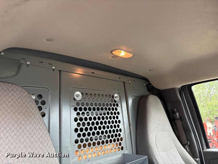 image for item FG2946 2011 GMC Savana van