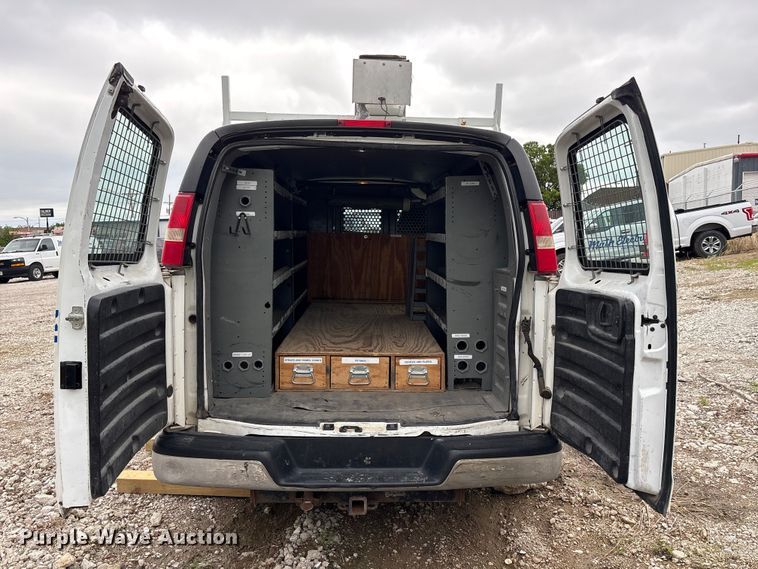 image for item FG2946 2011 GMC Savana van