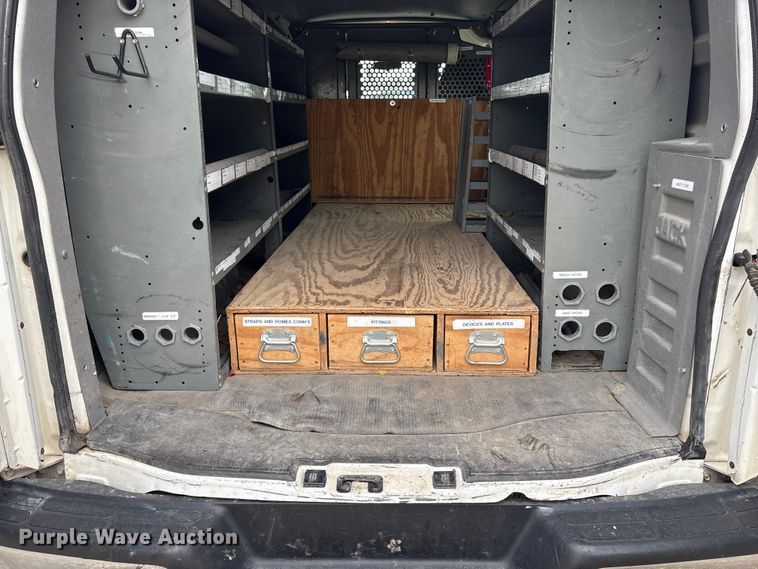 image for item FG2946 2011 GMC Savana van