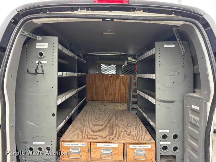 image for item FG2946 2011 GMC Savana van