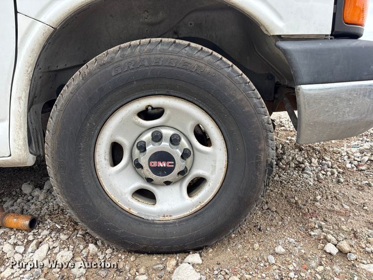 image for item FG2946 2011 GMC Savana van