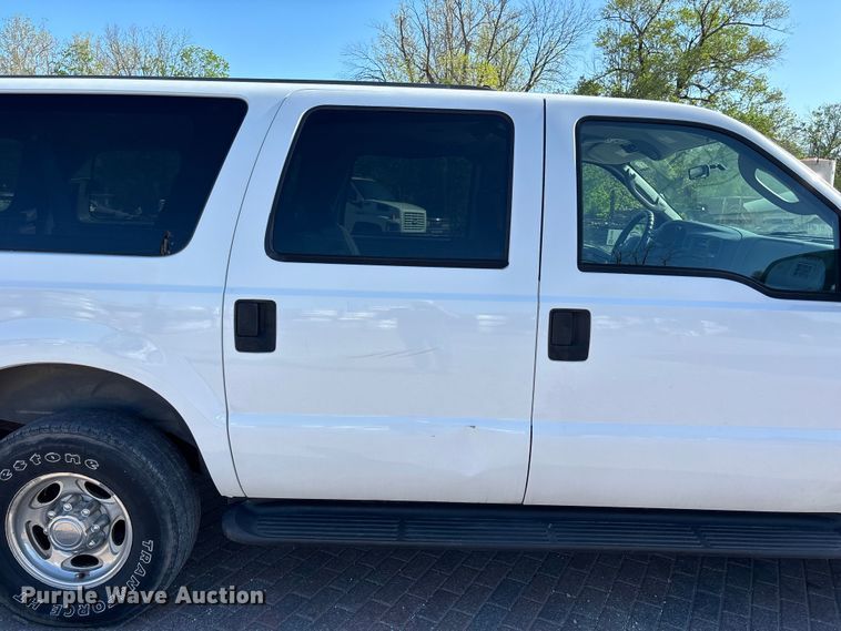 image for item FH7063 2003 Ford Excursion XLT 