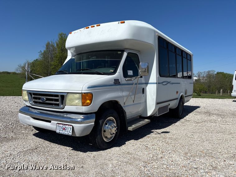 image for item FH7069 2003 Ford E450 Super Duty shuttle bus