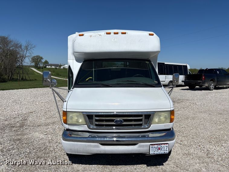 image for item FH7069 2003 Ford E450 Super Duty shuttle bus