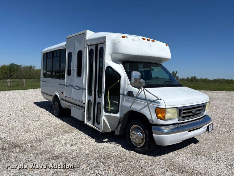 image for item FH7069 2003 Ford E450 Super Duty shuttle bus