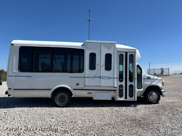 image for item FH7069 2003 Ford E450 Super Duty shuttle bus