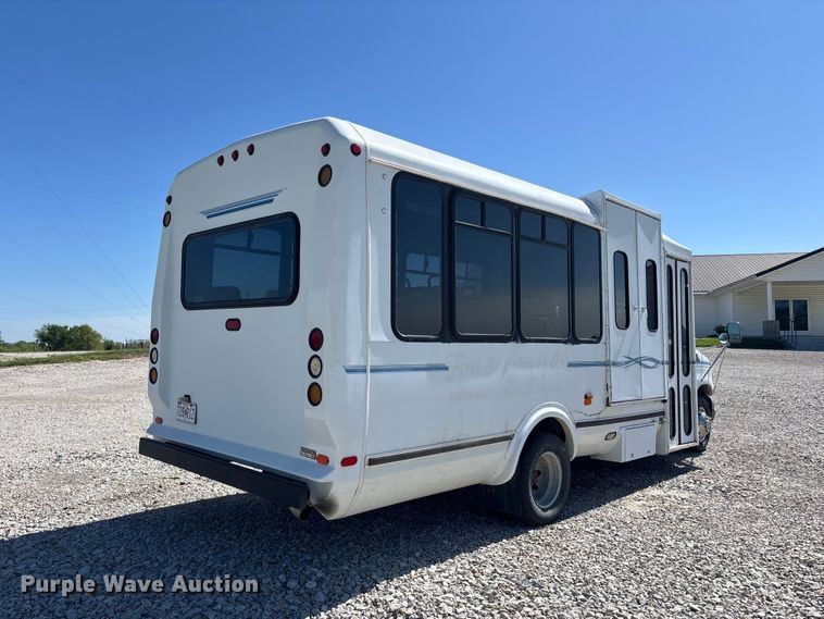 image for item FH7069 2003 Ford E450 Super Duty shuttle bus