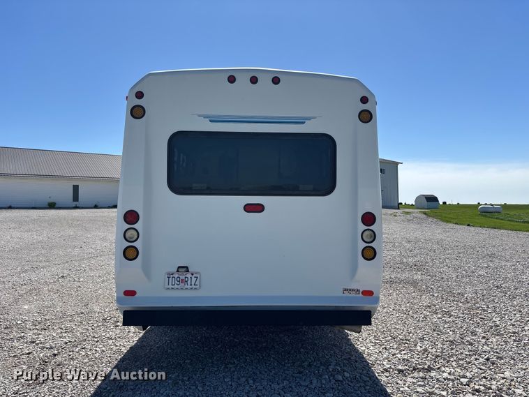 image for item FH7069 2003 Ford E450 Super Duty shuttle bus